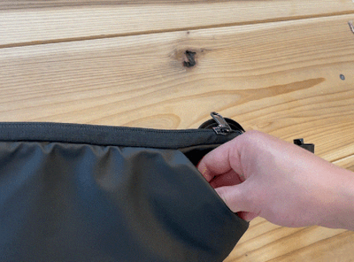 iphone Pro Maxシリーズ（縦 約160mm 横 約77mm） も収納可能です。 お好みに合わせてそれぞれの収納エリアに入れてください。