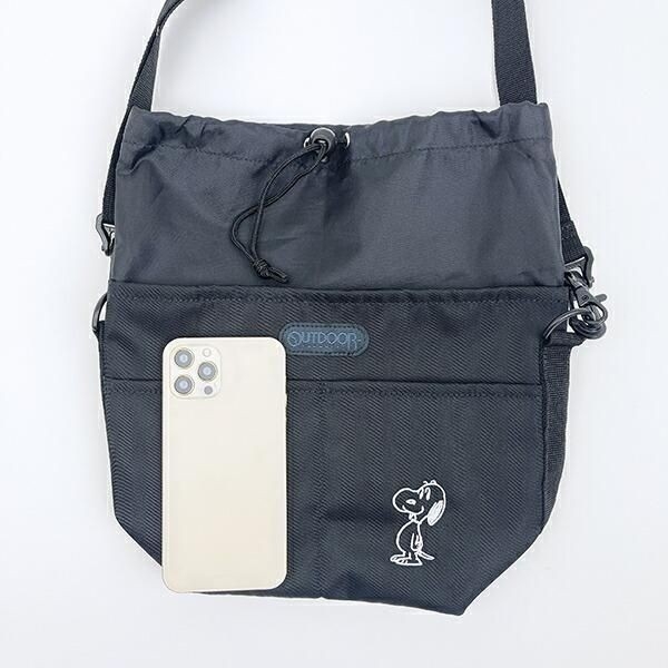 スヌーピーのクールな雰囲気のブラックのバッグ