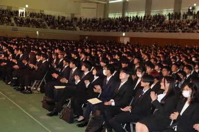 ライブに聴き入る新入生たち