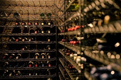 ワインセラーには世界のワインがずらり