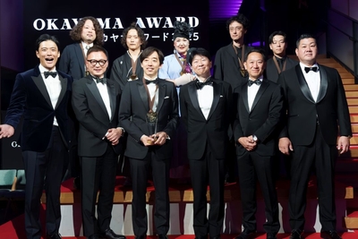 受賞者が伊原木隆太知事（前列右から3人目）と記念撮影。後列左端が林准教授