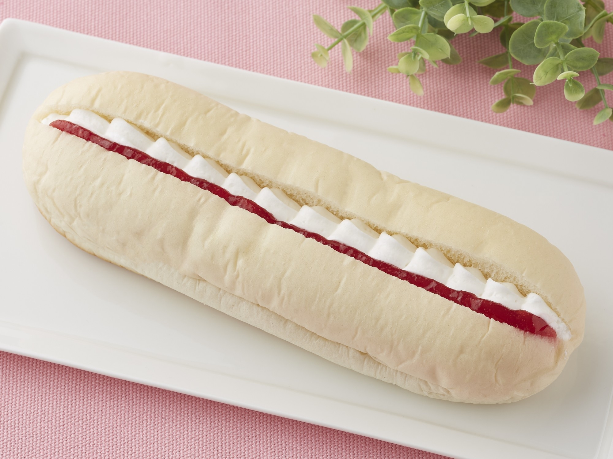 いちごと練乳のロールパン商品画像(画像はイメージです。)