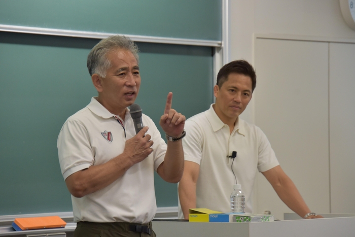 野村特任教授を紹介する梅田教授(左)