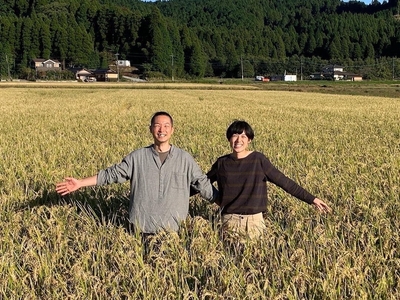 「でじま芳扇堂」代表・日向勇人と妻・咲保