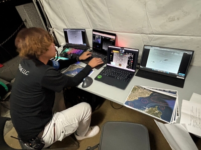 （画像１）宮島での夜間オペレーション風景　リアルタイムでの航行監視を実施