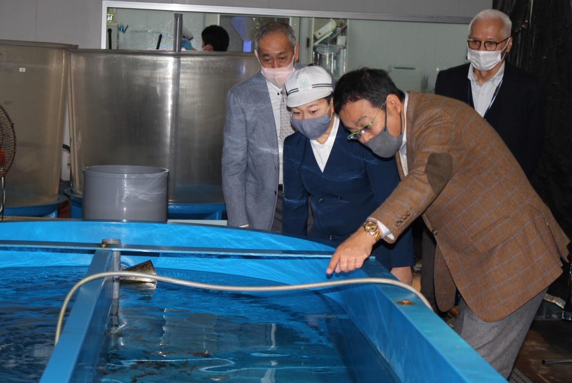 山本准教授(右から2人目)の説明に真剣な表情で聞き入る片山君(左隣)