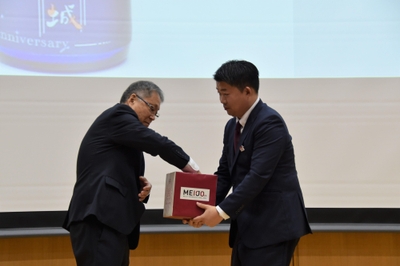 抽選する野口学長