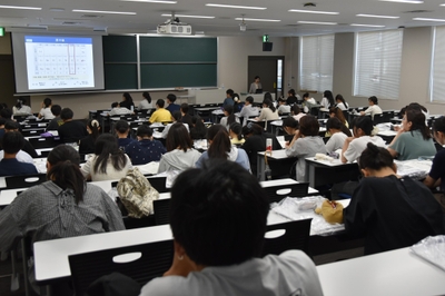 導入講義を聴く受講生のみなさん