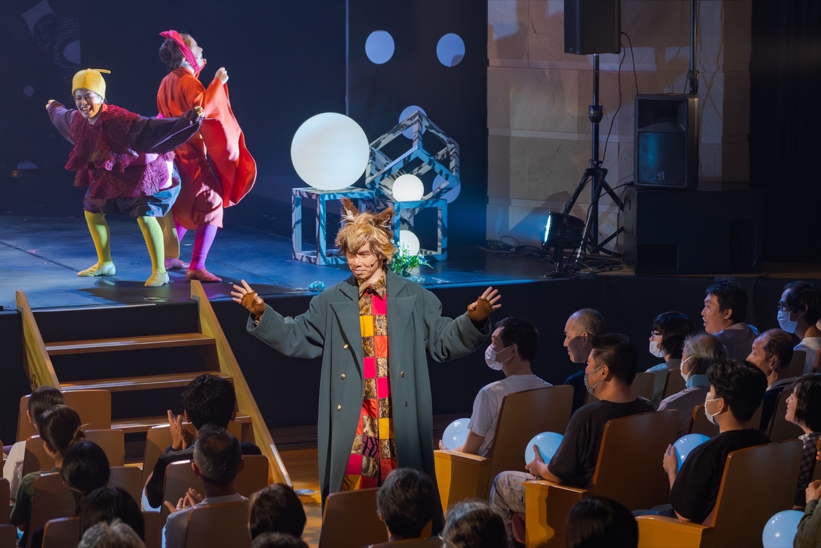 舞台と客席が一体に