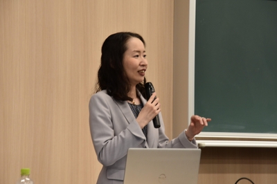 稲葉教授の質問に答える笹本さん