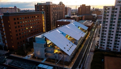 E館（情報学部棟）外観