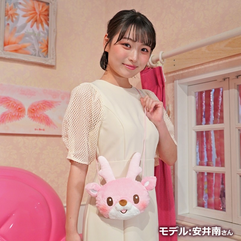 イワシカちゃんぬいぐるみポシェットを斜め掛けした安井南さん