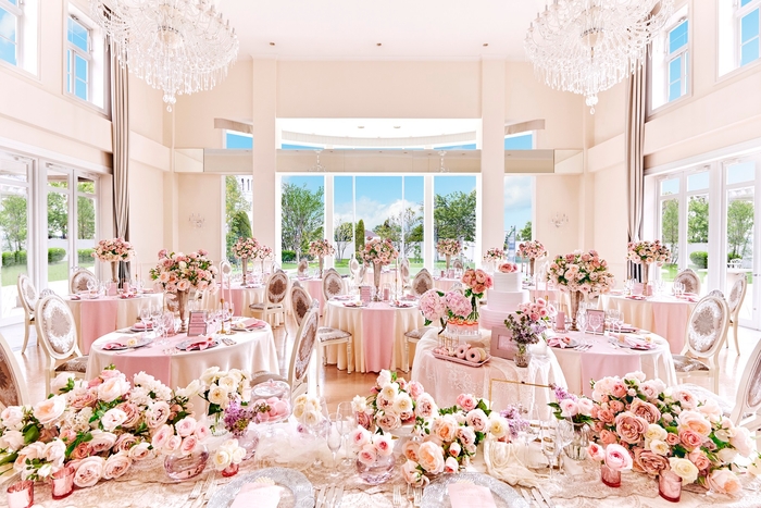 ▲「ニース邸」:南フランスのエッセンスが至る所にちりばめられたキュートな会場。 芝生のガーデンも広々と使用可能。所要人数:30~180名