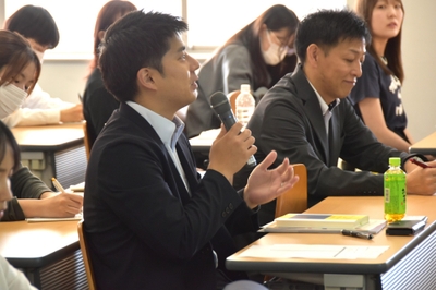 発表者に質問する脇田課長補佐