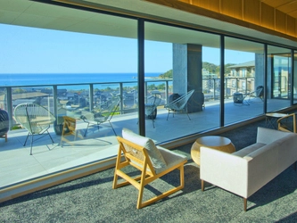 【展望ラウンジで海と夕日の絶景を愉しむ】生まれる前に、、閑静な大人専用宿のマタニティプランで夫婦水入らずの海旅へ/海の京都・夕日ヶ浦温泉「佳松苑 別邸ふうか」