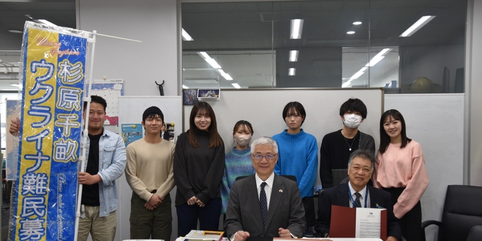 尾崎大使(前列左)を囲む稲葉教授とゼミ生