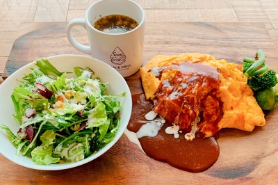 オムライスプレート（サラダ＆ドリンク付き） 800円（税抜き）