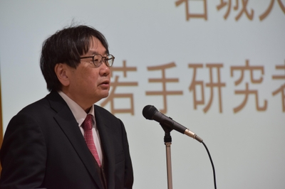 挨拶する神野学部長