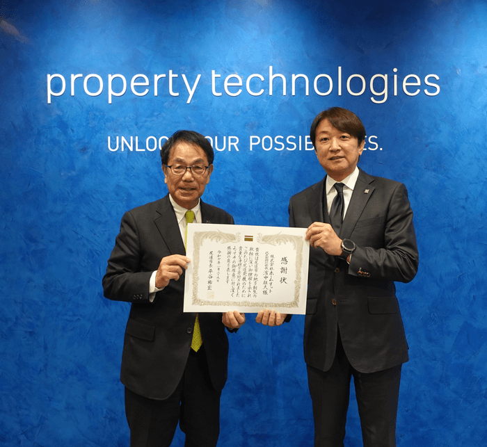 左:広島県尾道市長 平谷 祐宏 様、 右:当社代表取締役社長 濱中 雄大