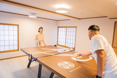 温泉マーク発祥の地である群馬県 磯部温泉の温泉マークをあしらった卓球ルーム