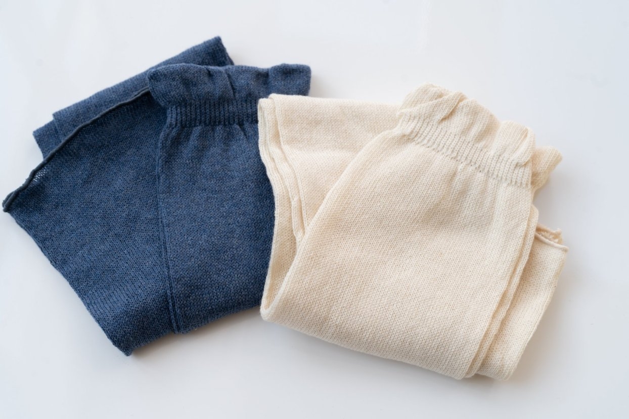 『ふゆのさらふわ レッグウォーマー』左:デニム、右:きなり