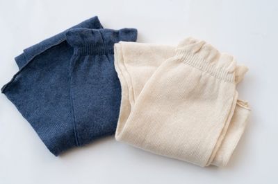 『ふゆのさらふわ レッグウォーマー』左：デニム、右：きなり