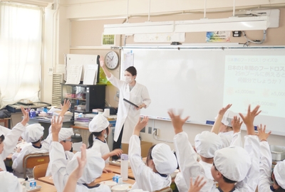 大阪府内の小学校で実施した、 共同食育プロジェクト「ふれあい給食」の様子