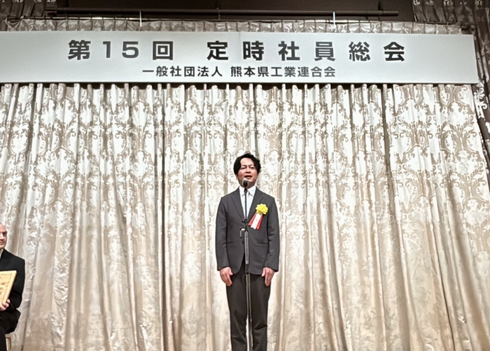 授賞式にてスピーチを行う取締役 山口元気