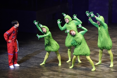 おどる絵本『みえるとか みえないとか』　photo: 大洞博靖