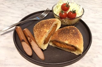 昼食(カレーパン、ウインナー、サラダ)