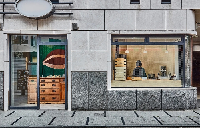 日本最古の映画館の1階にある店舗