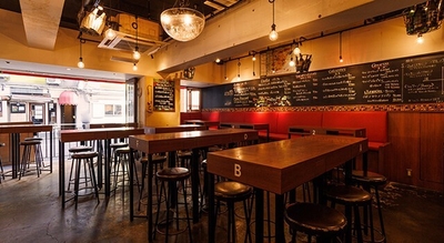 新宿御苑の風を感じながら開放感ある店内