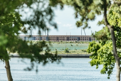 対岸の万博会場まで 直線距離でわずか1キロ