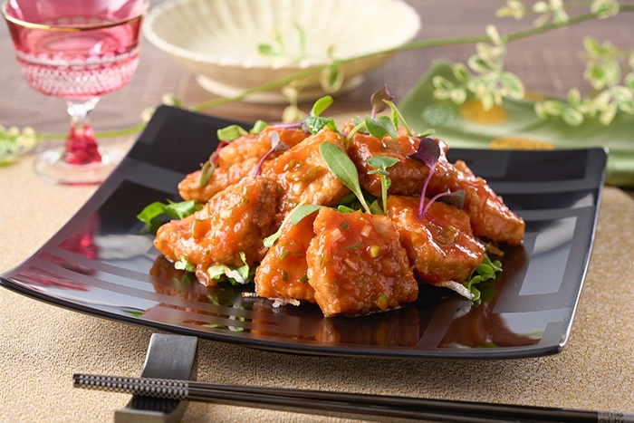 気仙沼モウカザメをチリソースで仕上げました。鶏肉に似たさっぱりとした味わいの身にピリッとしたチリソースが好相性。(ますや提供メニュー)