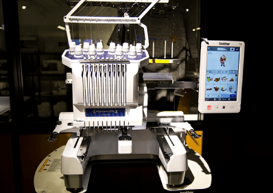 電子刺繍ミシン。この他にも、アパレル3D着装シミュレーションシステム、パターンスキャナ、昇華転写プリンタなどファッション系のデジタルツールも充実。