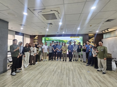 3月4日（水）、インドネシア林業省はジャカルタの同省オフィスにおいて、PT Biomasa Jaya Abadiから木質ペレットを購入している主要バイヤーである東京ガス株式会社および阪和興業株式会社の代表団を迎え、持続可能な林業に関する公式会合を実施しました。 会合の中で同省は、インドネシアの森林管理が、生態的・社会的・経済的持続可能性のバランスを確保することに厳格にコミットしていることを改めて強調しました。