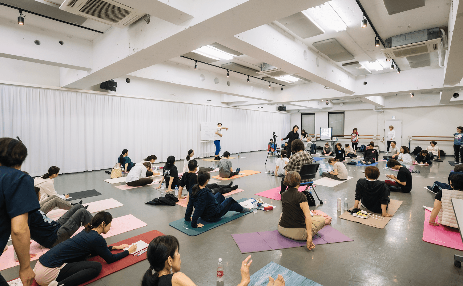 100歳まで歩ける身体を作るレッスン風景