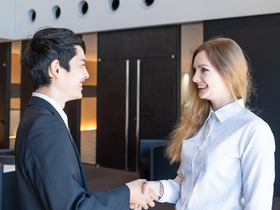 役員・管理職向けの成果を出すアメリカ・ビジネス英語トレーニング。交渉・プレゼン・契約・投資家対応を30分カウンセリング付きで実践体験