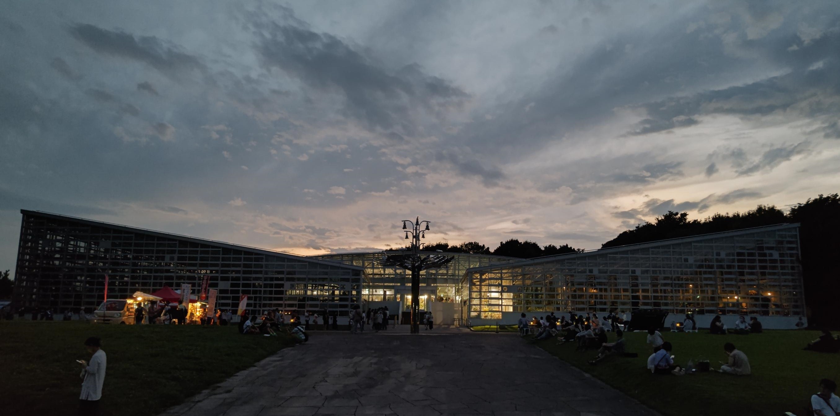 大温室 夜間開園の様子(令和4年撮影)