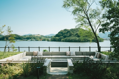 開放的な湖の眺め／ファイヤーラウンジ