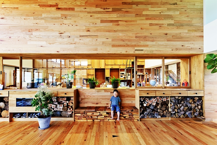 暖炉の薪が収納されたエントランス