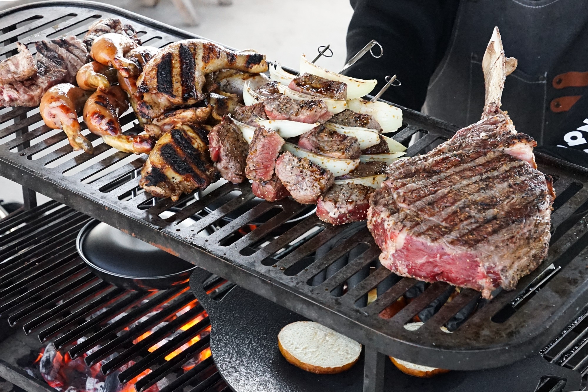 炎と香りを楽しむライブBBQ 明石海峡大橋を望むZAZAZAで大型グリルの肉