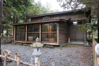 境内の一角にある山小屋風の宿泊棟