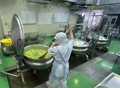 SDHが調理業務を受託している香春町学校給食センターでの調理の様子