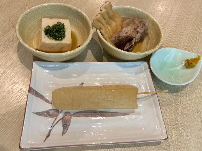 豆腐韮醤油(左上)餅巾着とスペアリブ(右上)大根(下)