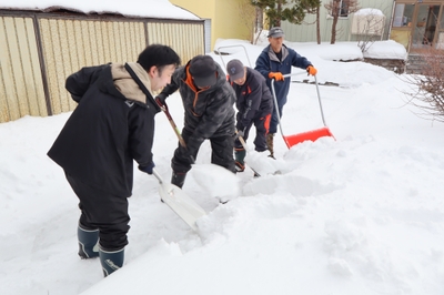 写真１除雪作業中のボランティアの様子（岩見沢市社会福祉協議会ご提供）　