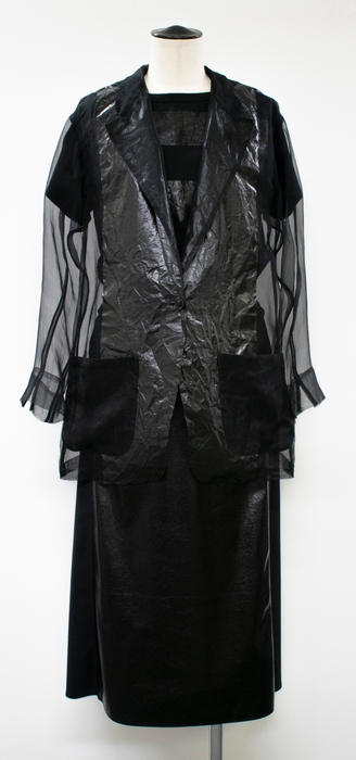 ジャケット 49,500円、Tシャツ 19,800円、スカート 26,400円(すべて税込)