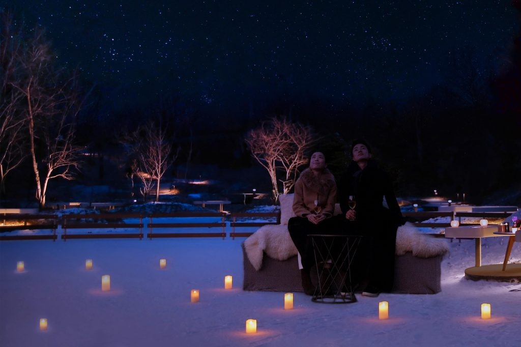 星のや軽井沢 満天の星のもと、貸し切りの空間で大切な人と過ごす「森のほとりcafe&bar ~氷上の星空特等席~」を営業 期間:2020年12月1日~2021年2月28日