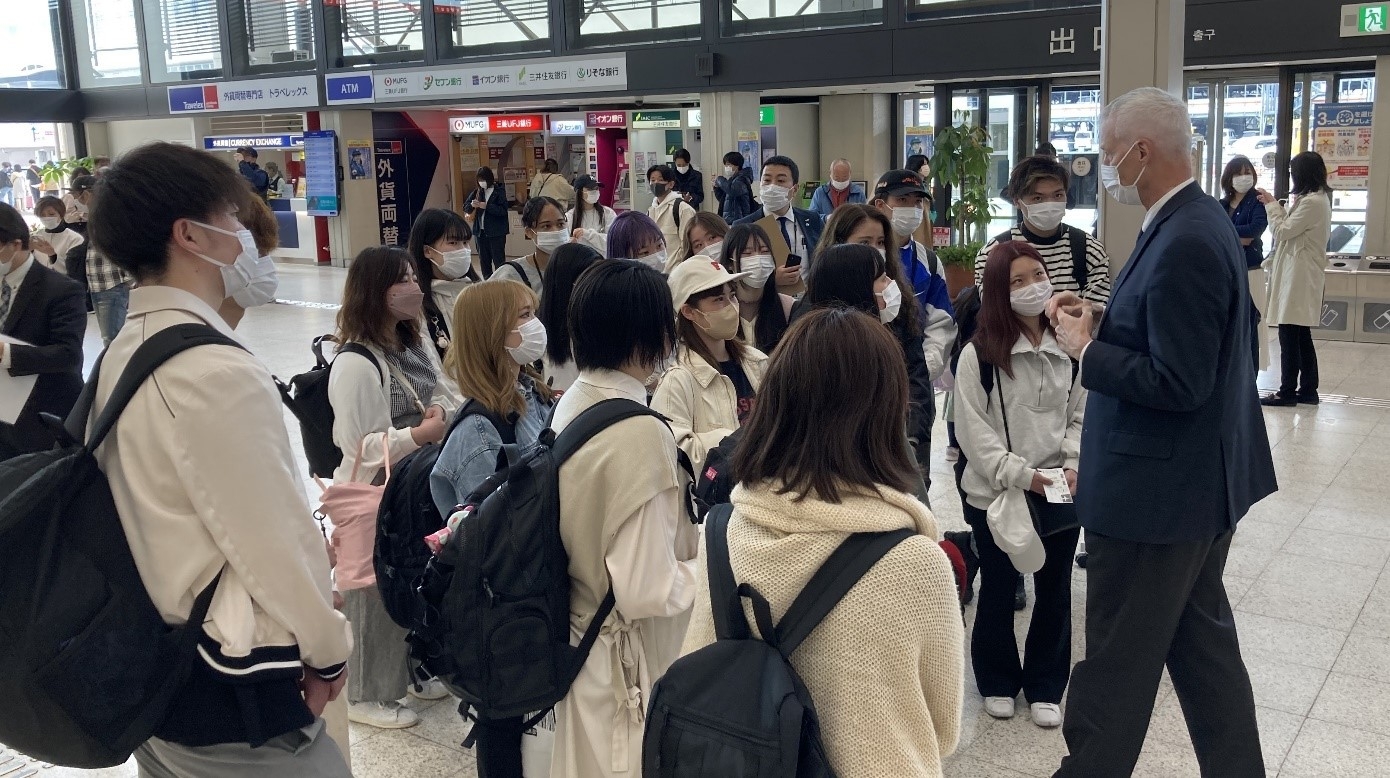 令和4年(2022年)4月留学出発直前のグローバル専攻学生の様子(大阪国際空港にて)