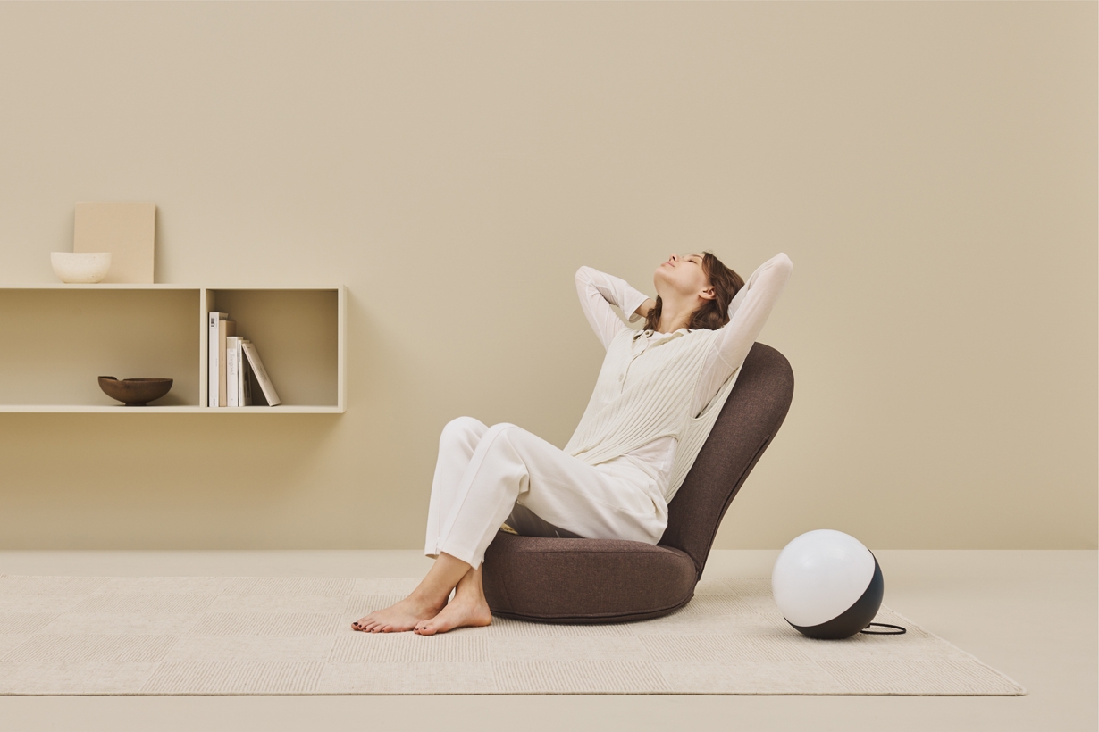 もたれるだけで背中のギアが曲がる